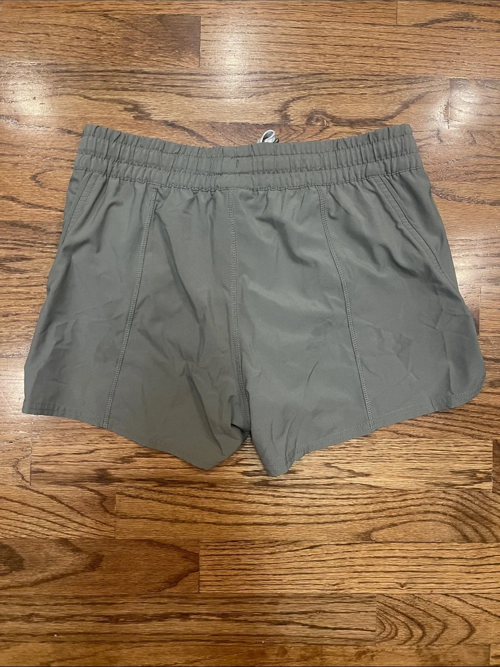 Vuori Women's Clementine 2.0 Shorts in Olive gray Sz M - Picture 8 of 13